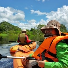 En kayak por el río