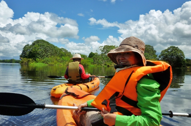 En kayak por el río