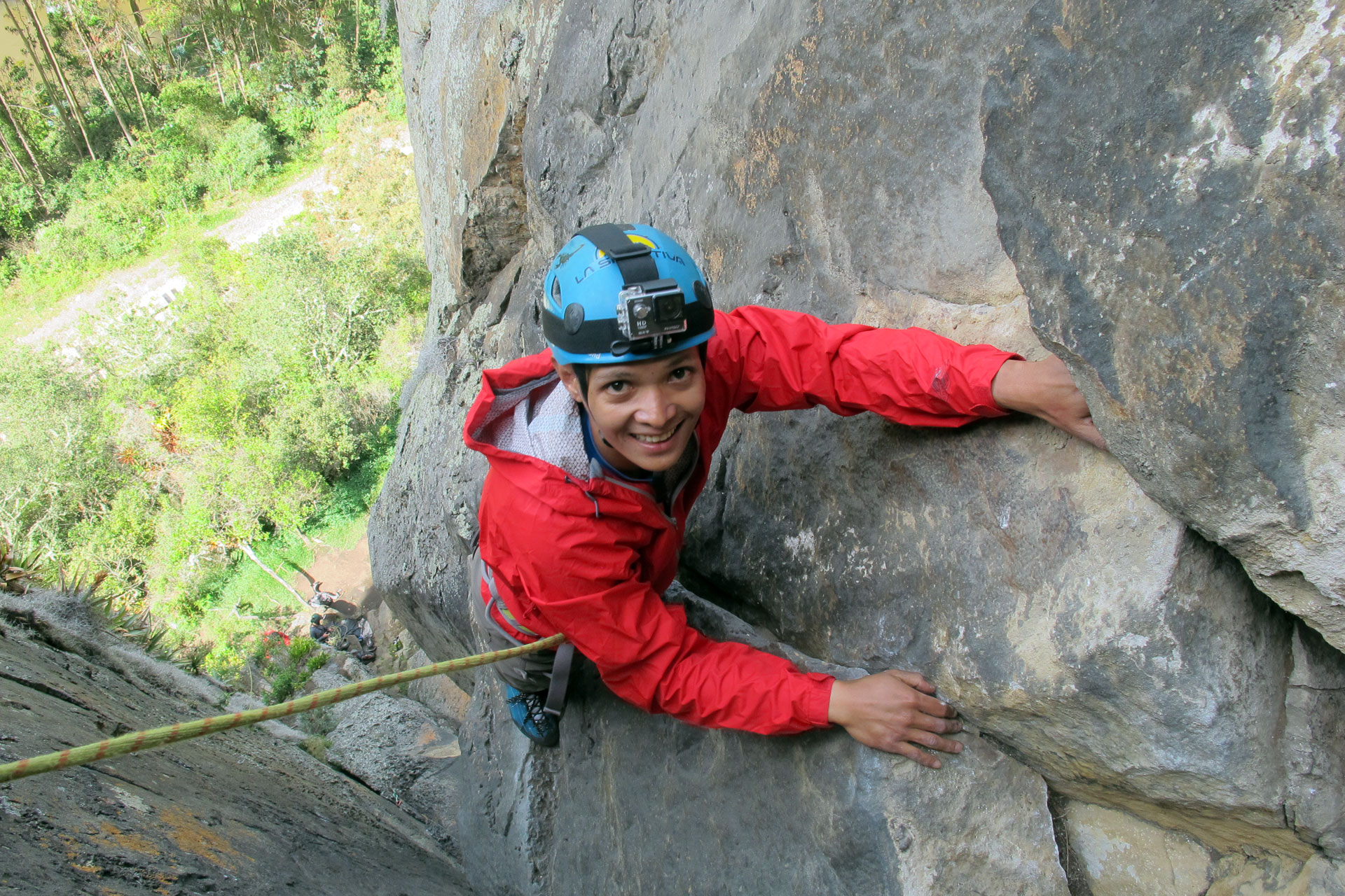 Escalando en roca en Suesca