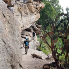 Caminando por la base de los farallones en Machetá