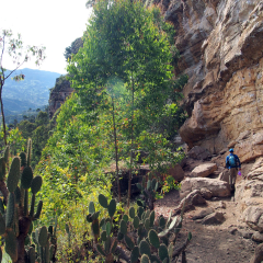 Caminando por la base de las paredes de roca en Machetá