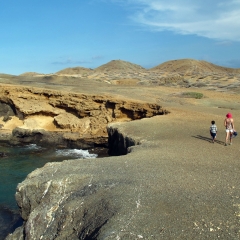 Los acantilados junto al mar en el Cabo de la Vela